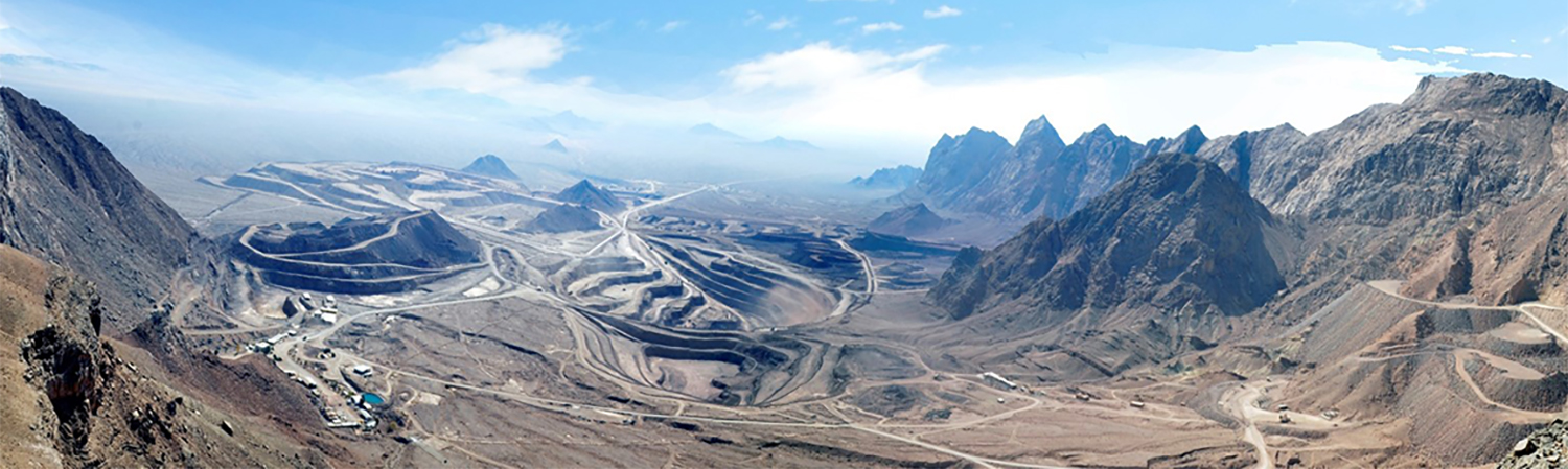 معدن سرب و روی مهدی آباد با بیش از 700 میلیون تن ذخیره ماده معدنی سرب و روی، بعنوان یکی از عظیم ترین ذخایر معدنی دنیا محسوب میشود.